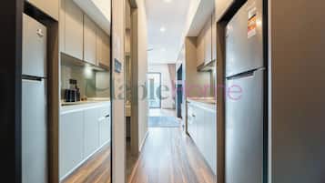 Premier Suite, 1 King Bed, Balcony | Private kitchen | Microwave