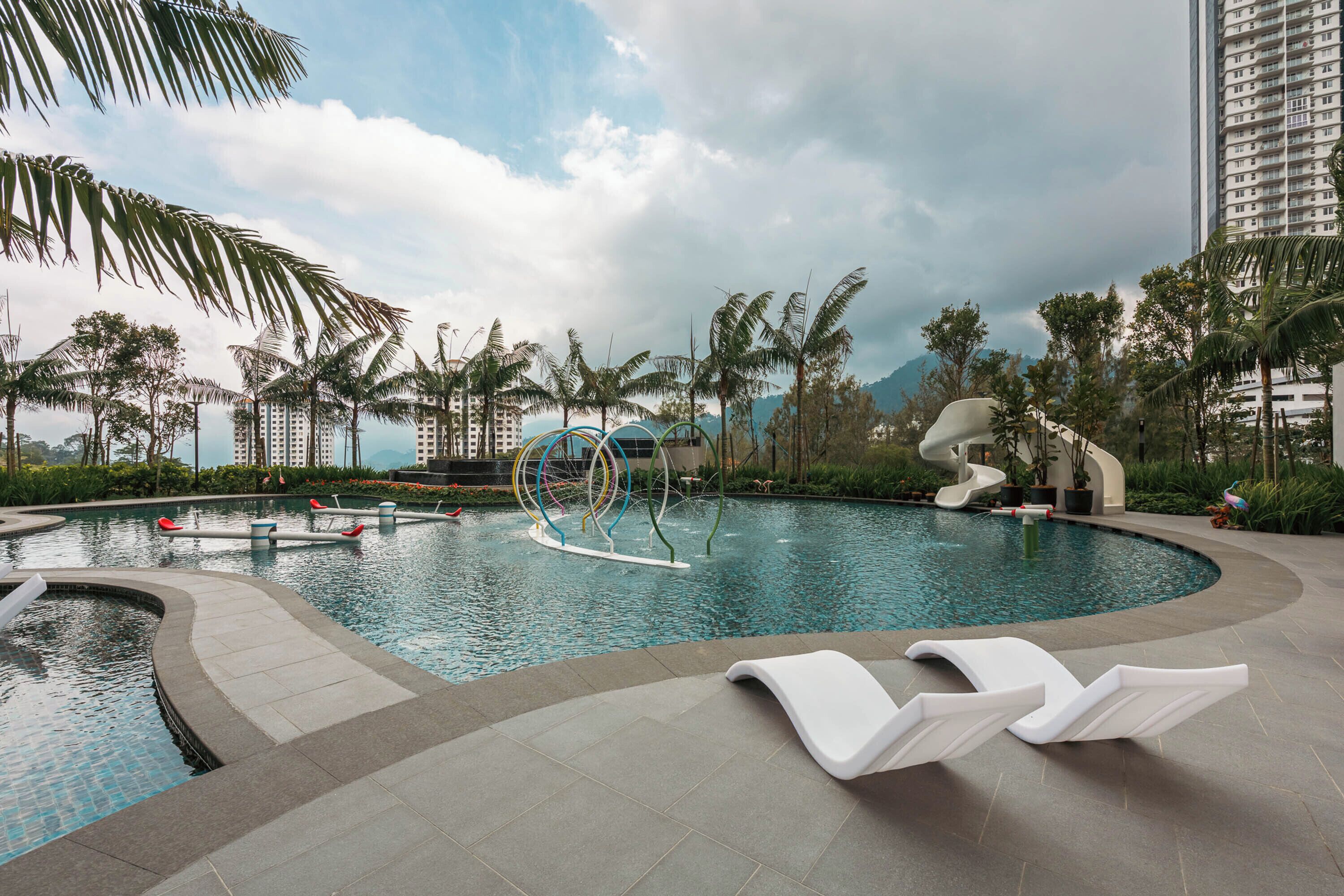Una piscina al aire libre, sillones reclinables de piscina