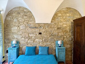 1 bedroom, bed sheets