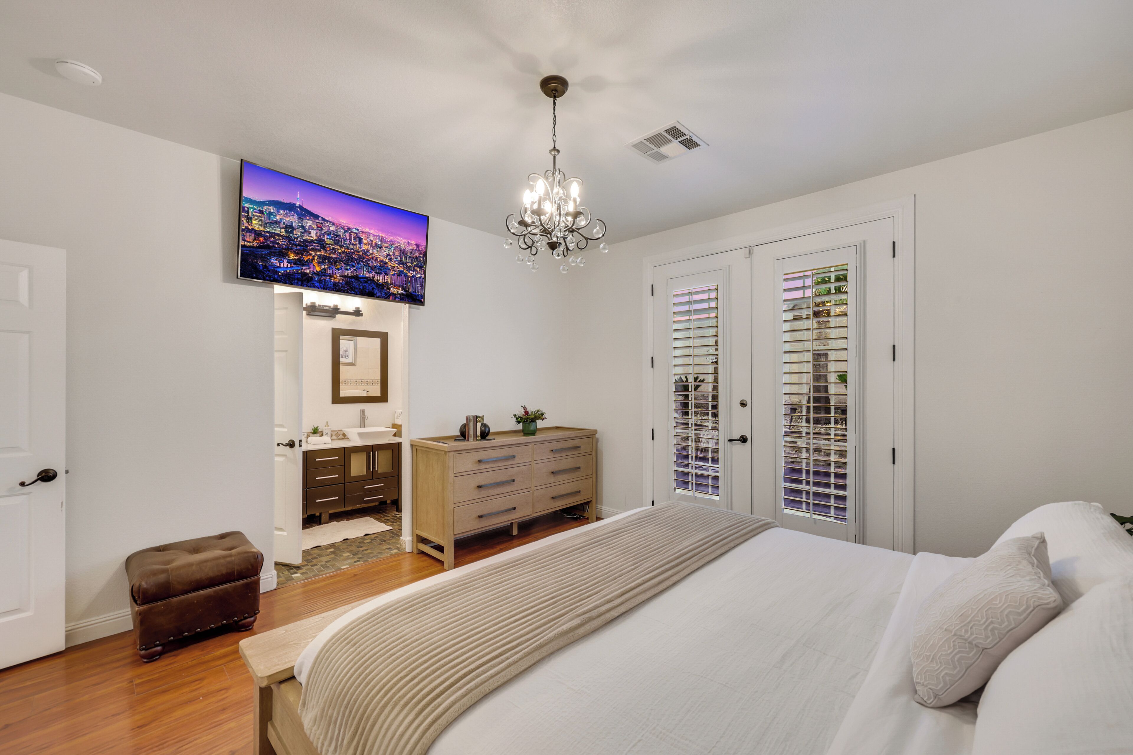 3 bedrooms, in-room safe, iron/ironing board, free WiFi