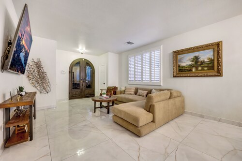 Upscale Retreat w/ Pool, Spa, Tiki Bar, Near Strip, Sleeps 6