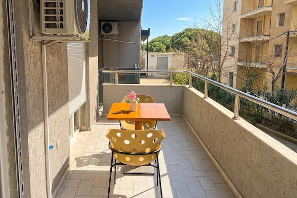 Family Apartment, 1 Bedroom, Balcony, Mountainside (Ionian Escape 002) | Outdoor dining - Ionian Escape 002 (Vlorë)