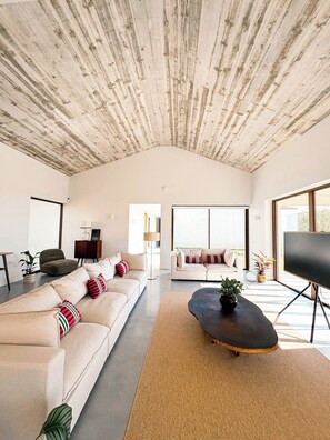 TV - Design Coastal Villa near Cabo da Roca | Sleeps 14 | 5 En-suite Bedrooms (Azóia)