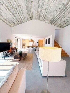 TV - Design Coastal Villa near Cabo da Roca | Sleeps 14 | 5 En-suite Bedrooms (Azóia)