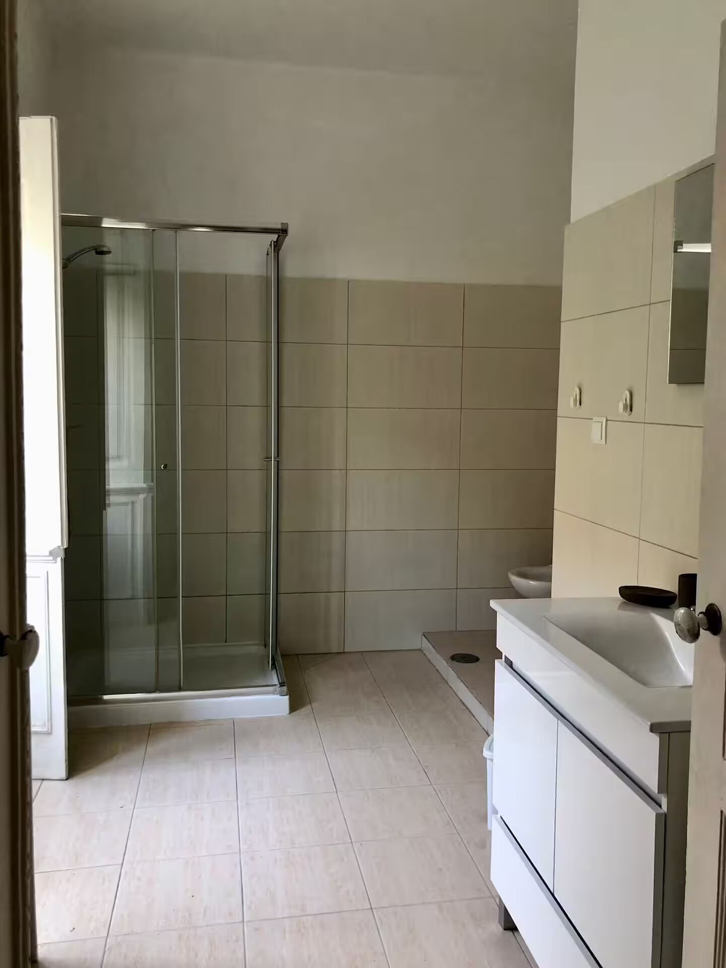 Douche, sèche-cheveux, bidet, serviettes fournies
