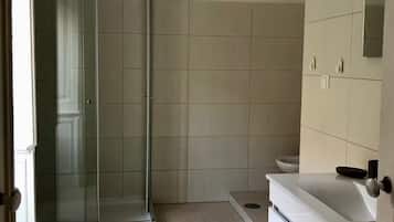 Douche, sĂšche-cheveux, bidet, serviettes fournies
