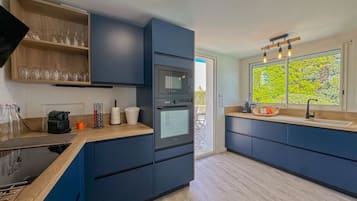Microwave, oven, dishwasher, coffee/tea maker