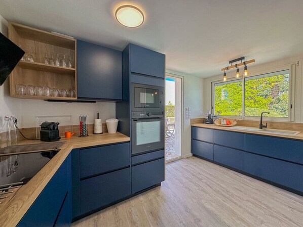 Microwave, oven, dishwasher, coffee/tea maker