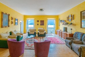 TV - Charming 170 sqm apartment, perfect for 6 people, located on the second floor of a building with an elevator (not wheelchair accessible).The property is located in the heart of Dongo (in the restricted traffic zone), a renowned town on the western shore  (Dongo)