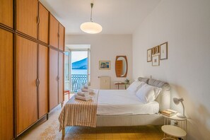 3 bedrooms, iron/ironing board - Charming 170 sqm apartment, perfect for 6 people, located on the second floor of a building with an elevator (not wheelchair accessible).The property is located in the heart of Dongo (in the restricted traffic zone), a renowned town on the western shore  (Dongo)