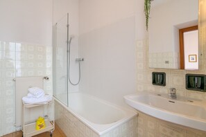 Bidet y toallas 