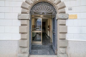 Exterior detail - Charming 170 sqm apartment, perfect for 6 people, located on the second floor of a building with an elevator (not wheelchair accessible).The property is located in the heart of Dongo (in the restricted traffic zone), a renowned town on the western shore  (Dongo)