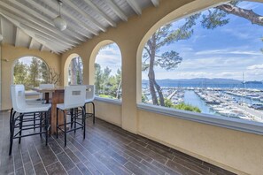 Outdoor dining - Villa les Romarins at the port of Santa Lucia by Sea View Property Rental (Saint-Raphaël)