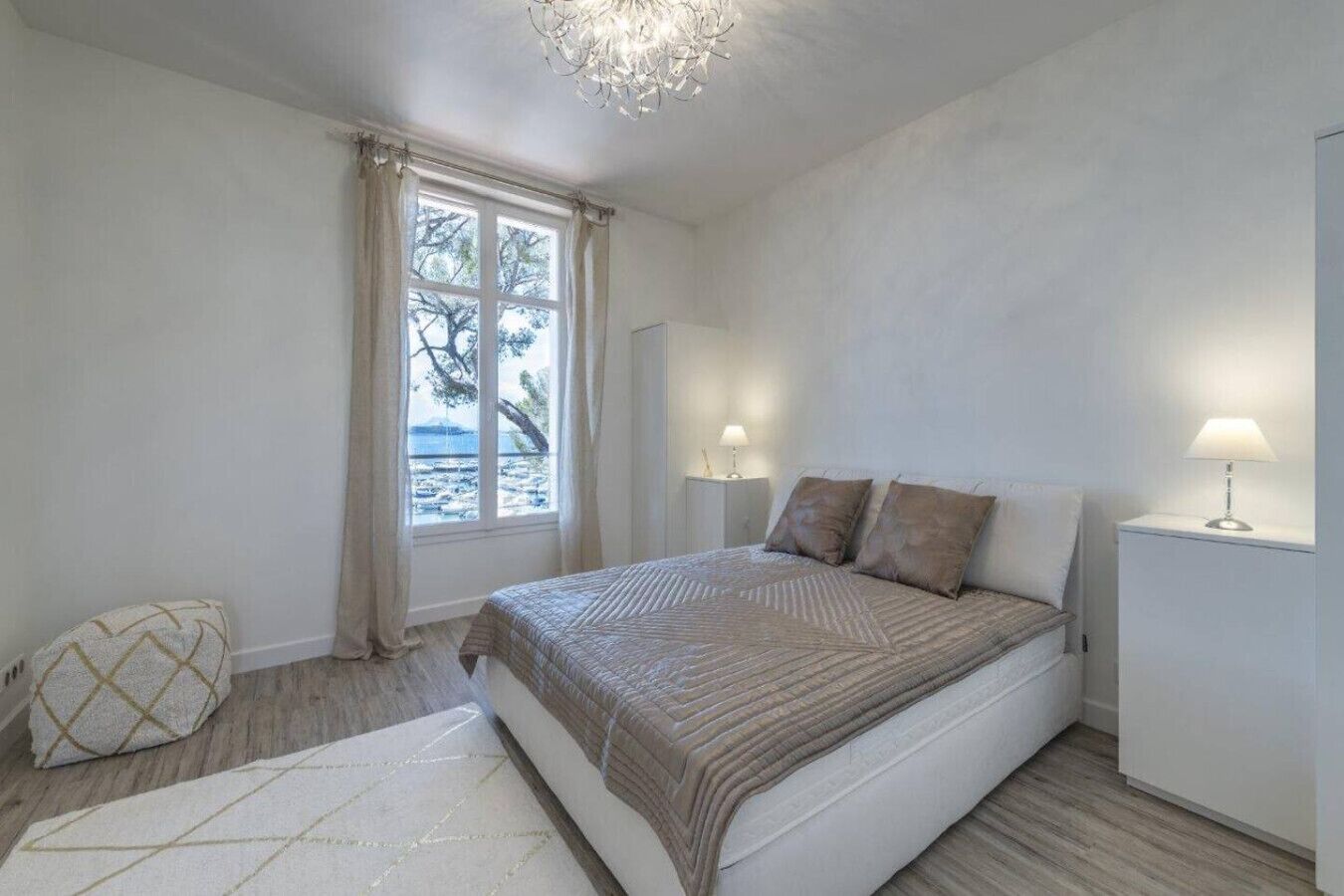 5 bedrooms, desk, WiFi