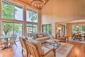 Living area - Haus Marion at Rumbling Bald (Lake Lure)