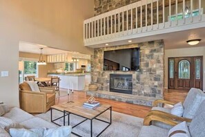 Living area - Haus Marion at Rumbling Bald (Lake Lure)