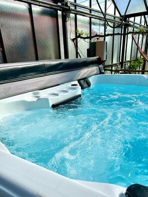 Outdoor spa tub - Vrbo Property (Pléhédel)