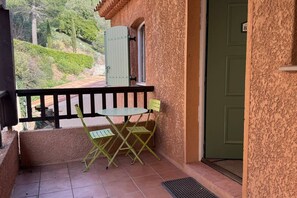 Outdoor dining - Beautiful view apartment (Roquebrune-sur-Argens)