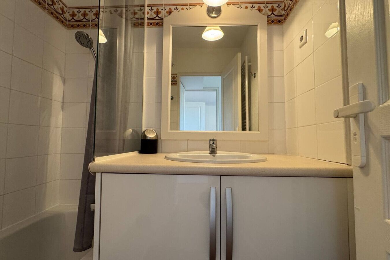 Secador de cabelo, toalhas de banho