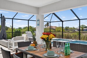 Outdoor dining - Villa Capeside - Waterfront Villa with Heated Pool & Spa, Resort-Style Lanai (Cape Coral)