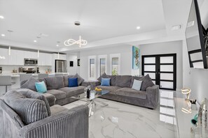 Living area - Villa Capeside - Waterfront Villa with Heated Pool & Spa, Resort-Style Lanai (Cape Coral)