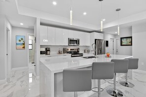 Private kitchen - Villa Capeside - Waterfront Villa with Heated Pool & Spa, Resort-Style Lanai (Cape Coral)