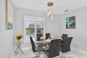 Dining - Villa Capeside - Waterfront Villa with Heated Pool & Spa, Resort-Style Lanai (Cape Coral)