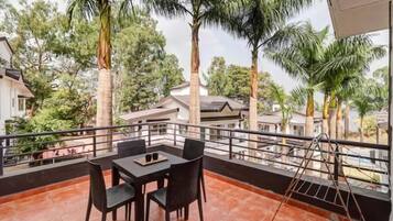 Villa Superior, balcone | Ristorazione all'aperto