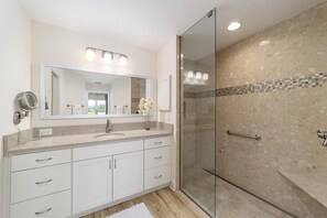 Hair dryer, towels, soap, toilet paper - Walking Distance to Brownwood Square. Water front view. Golf Cart (The Villages)