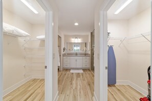 Interior - Walking Distance to Brownwood Square. Water front view. Golf Cart (The Villages)
