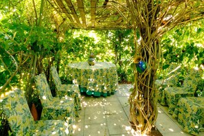 Outdoor dining - Holiday Home 'Jasmim' with Mountain View, Wi-Fi and Air Conditioning (Guimarães)