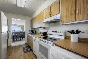 Een microgolfoven, een vaatwasser