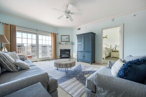 Living area - Charming retreat on 14th Street overlooking a canal andclose to the beach and boardwalk (Ocean City)