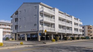 Ein mehrstöckiges Hotel mit flachem Dach und Balkonen.