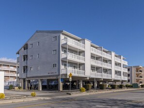A multi-story hotel with a flat roof and balconies. - Two bedroom mid-town condo with a pool! (Ocean City)