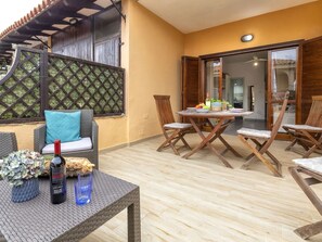 Outdoor dining - Vrbo Property (Marinella)
