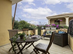 Outdoor dining - Vrbo Property (Marinella)