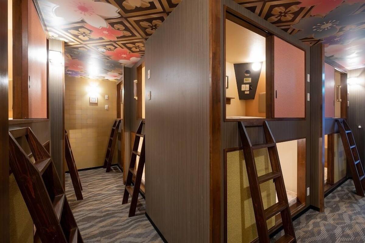 Una habitación de hotel con techo estampado, muebles de madera y suelo alfombrado.