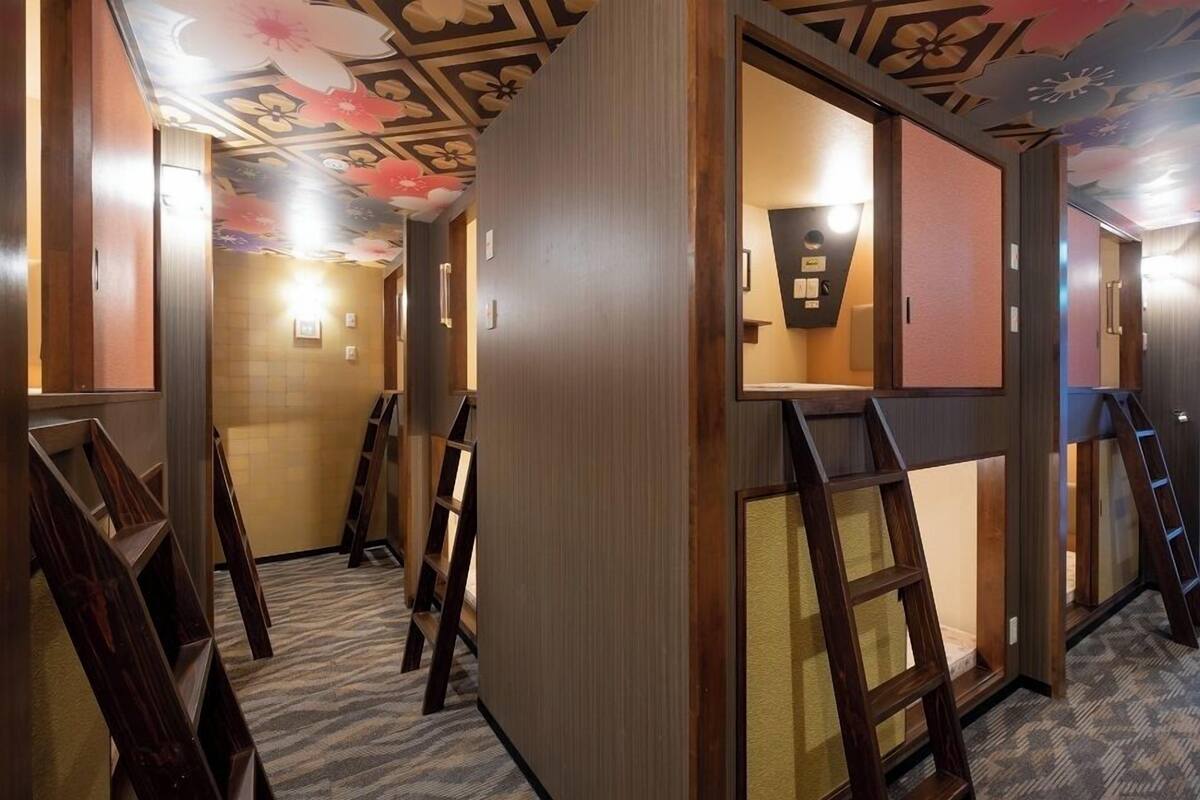 Un pasillo de hotel con paneles de madera, techo estampado y piso alfombrado.