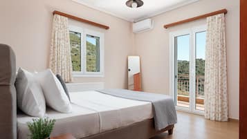 Deluxe Apartment, Balcony, Sea View | Soundproofing, iron/ironing board, free WiFi, bed sheets