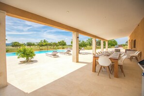 تناول الطعام بالخارج