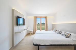6 bedrooms, iron/ironing board, WiFi, bed sheets