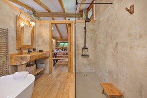 Douche, sèche-cheveux, serviettes fournies