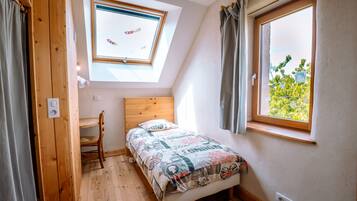 3 bedrooms, iron/ironing board, WiFi, bed sheets