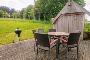 Outdoor dining - Gîte Du Chêne: Private Terrace, Garden, Wi-Fi, 3 Bedrooms, 6 Guests, La Hoguette (La Hoguette)