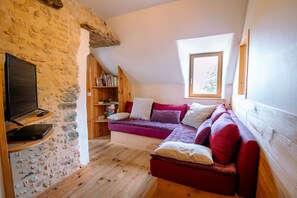 TV, DVD player, ping pong, stereo - Gîte Du Chêne: Private Terrace, Garden, Wi-Fi, 3 Bedrooms, 6 Guests, La Hoguette (La Hoguette)