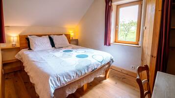 3 bedrooms, iron/ironing board, WiFi, bed sheets