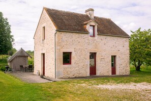 Exterior - Gîte Du Chêne: Private Terrace, Garden, Wi-Fi, 3 Bedrooms, 6 Guests, La Hoguette (La Hoguette)