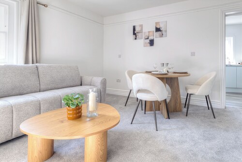 Modern central 2-Bed Apartment | Parking | Sleeps 5 | Near London Links