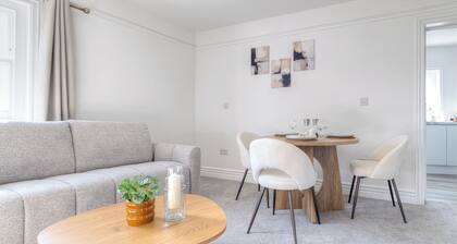 Modern central 2-Bed Apartment | Parking | Sleeps 5 | Near London Links
